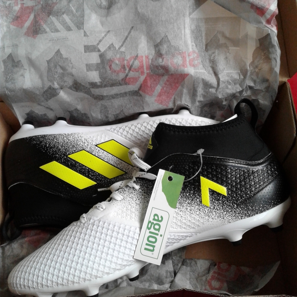 Soccer shoes